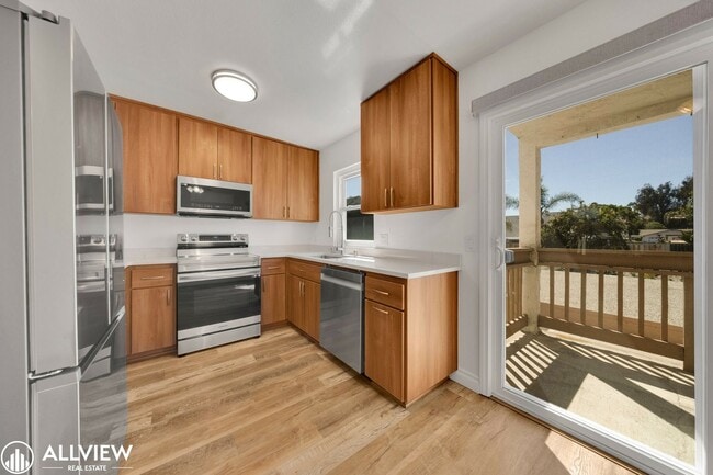 Primary Photo - Modern 1-Bed Upstairs Condo with Garage & ...