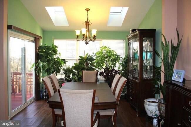 Building Photo - 506 Quincy St