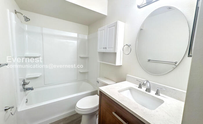 Building Photo - 2901 Bay View Dr