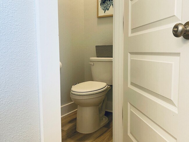 Building Photo - Spacious 4BR/2BA Home with Flexible Living Areas in Saddle Ridge