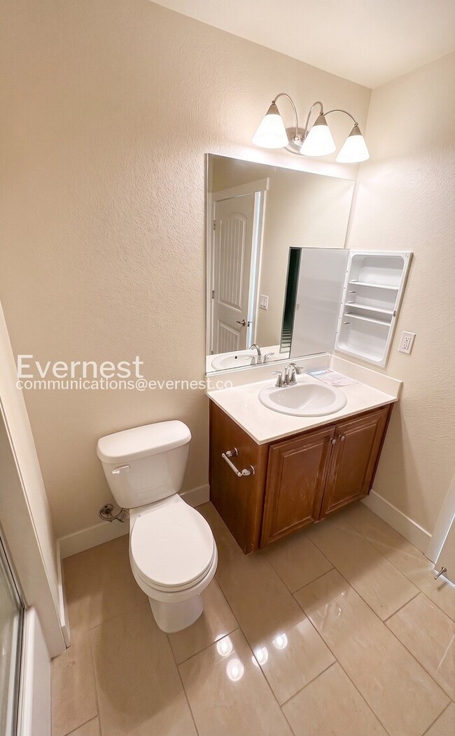 Building Photo - 3-Bed/3.5-Bath Townhome/ Available Now!