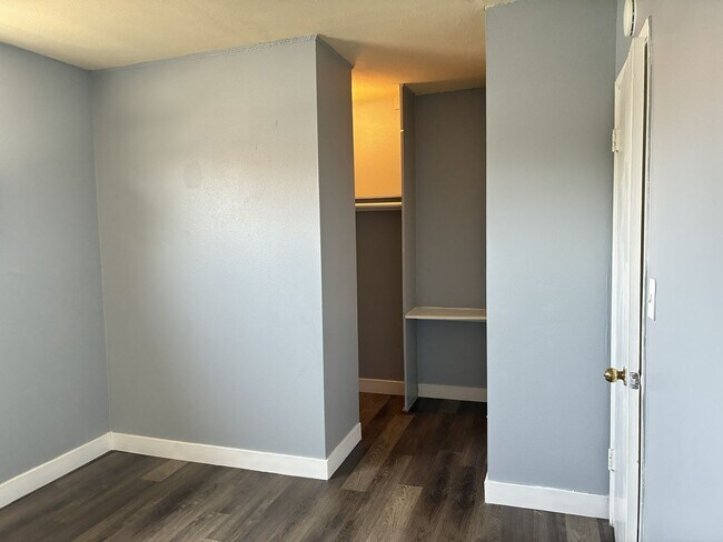 Building Photo - 1129 E La Deney Ct