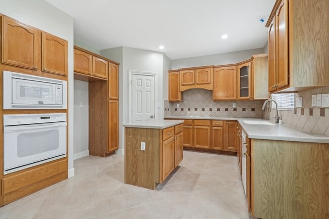 Building Photo - 12611 Brookfield Park