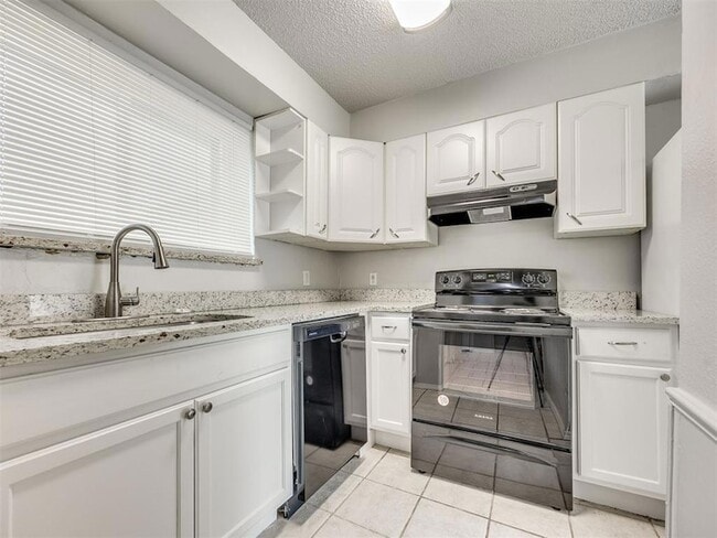 Building Photo - 1402 Bill Carrol Dr