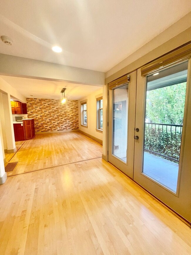 Building Photo - AVAILABLE NOW 3 BD 3.5 BA Townhome in Fremont