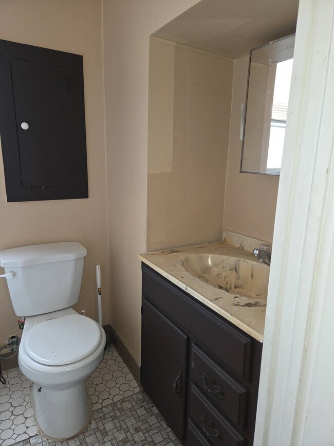 Building Photo - 2219 Winton St