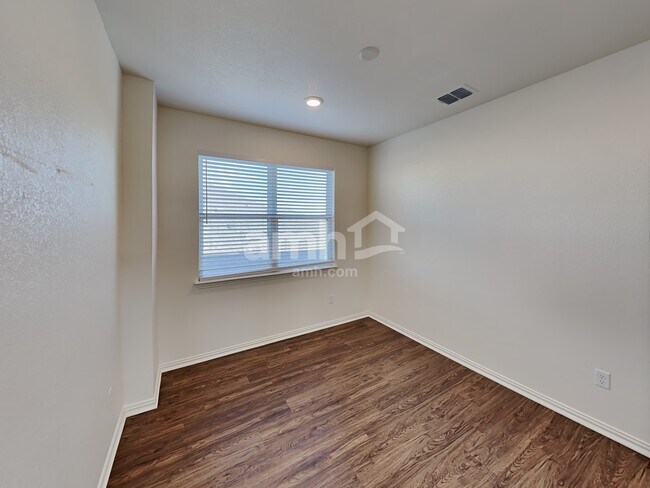 Building Photo - 425 Pebble Bend