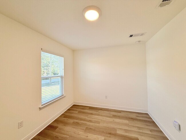 Building Photo - Beautiful Craftsman-Style Home - Open Layout