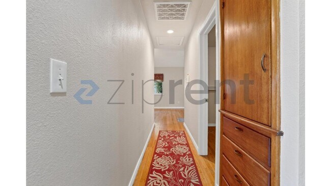 Building Photo - Unit