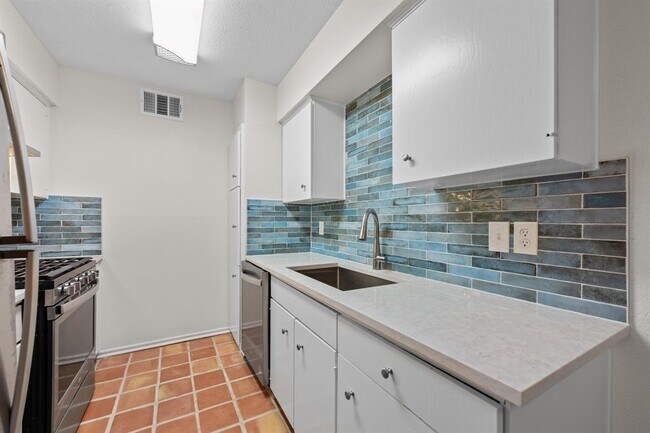 Building Photo - 505 W 7th St