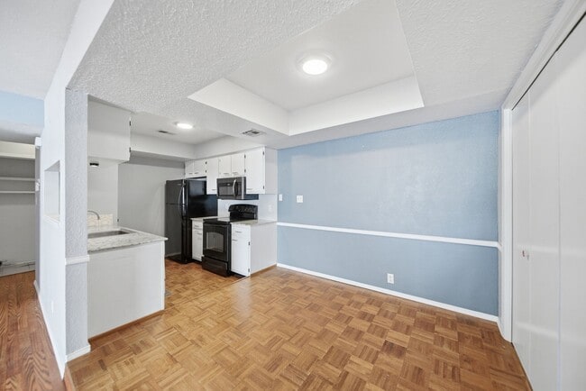 Building Photo - Move-in ready 2-bed, 2-bath condo in the d...