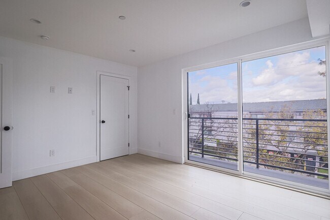 Building Photo - Modern 4 Bed / 3 Bath Townhome with Privat...