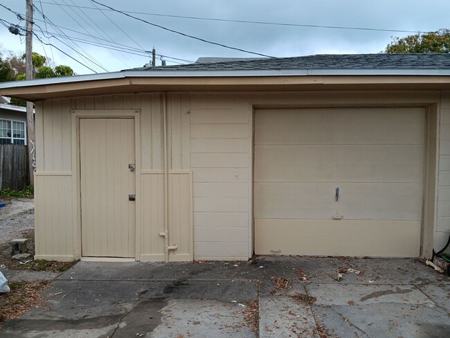 Building Photo - 2 bedroom for rent near Kenwood/St. Pete!