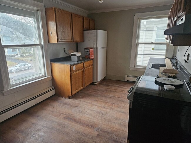 Building Photo - 3 Bedroom with off-street Parking on Park Ave