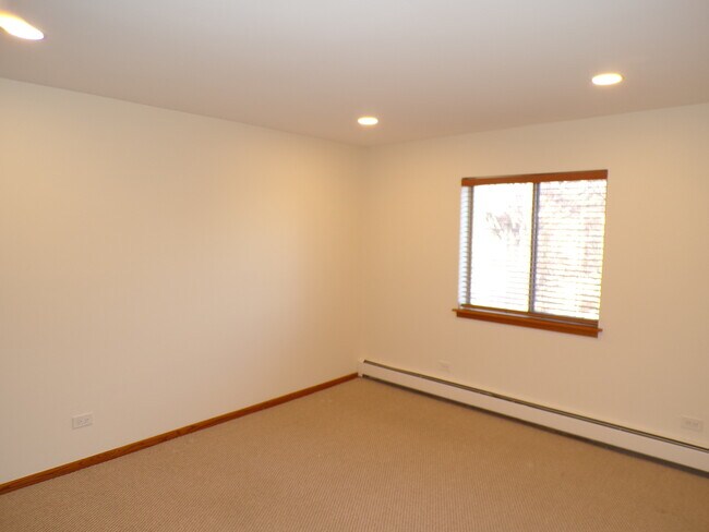 Building Photo - 809 S Dwyer Ave