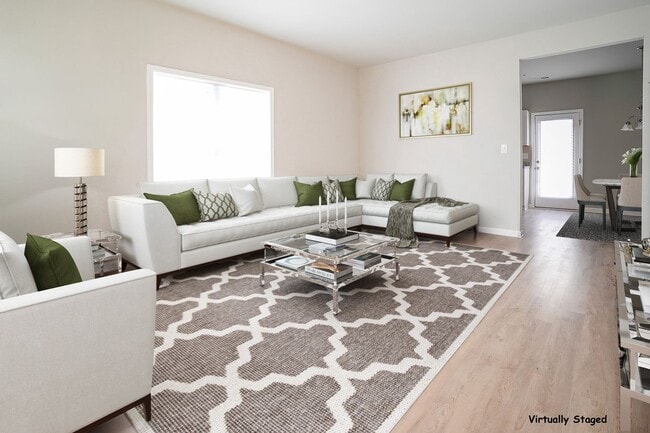 Building Photo - 2 bed/2 bath Townhome- Close to Downtown C...