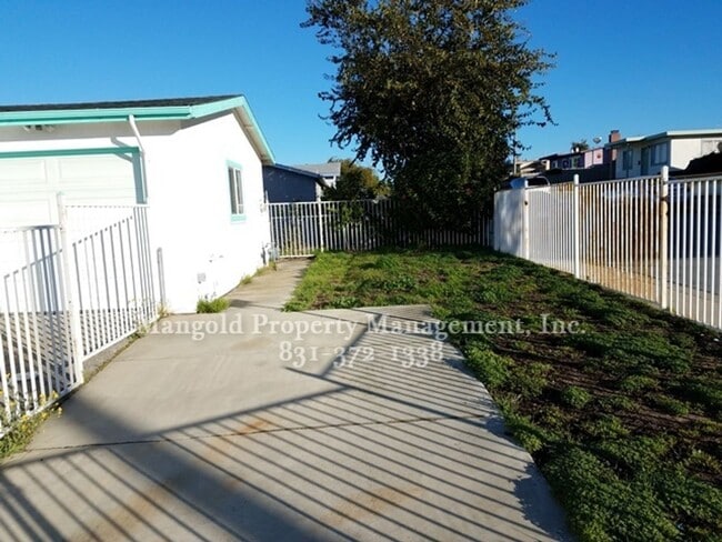 Building Photo - Great Home Located In Seaside Neighborhood with Fenced Back Yard!