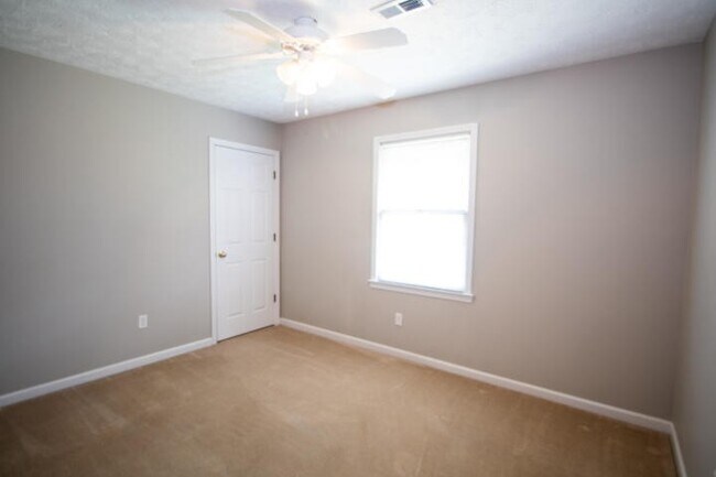 Building Photo - Knoxville 37922 - 3 bedroom, 2 bath with fenced-in yard - Call Susan Niedergeses (865) 300-4722