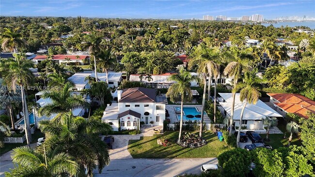 Building Photo - 1201 NE 85th St