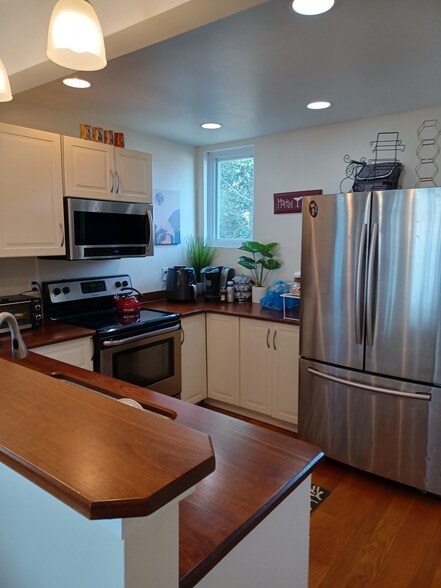 Open kitchen with natural light - 7310 Bay Front Rd