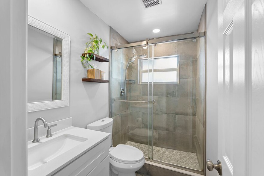 Building Photo - 911 W Hawie St