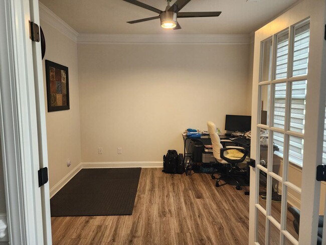 Building Photo - Like New Single Family Home minutes from B...