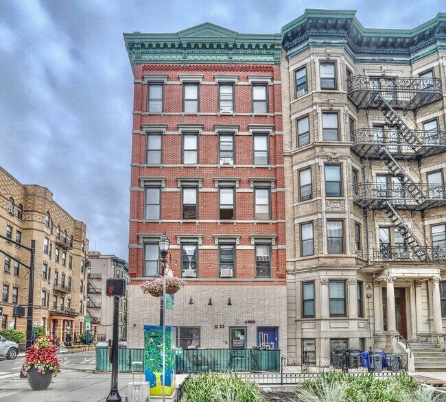 Building Photo - 1131 Washington St