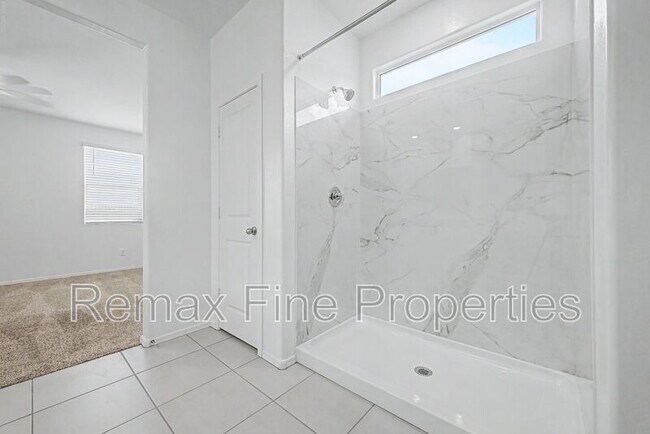 Building Photo - 15543 W Desert Hollow Dr
