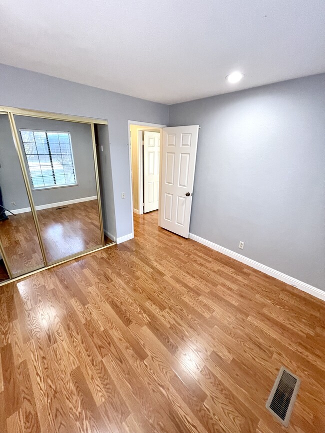 Building Photo - 3520 Pleasant Knl Dr