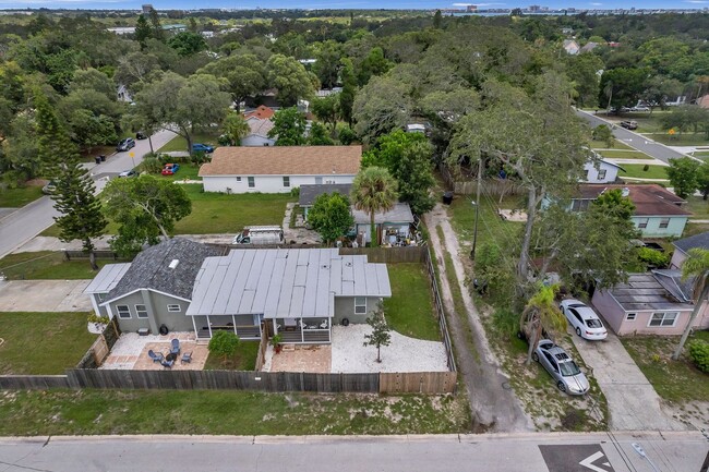 Building Photo - Charming Two-Bedroom Home with a Fenced Ba...