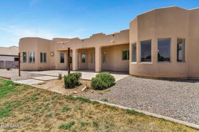 Building Photo - Gilbert 4 Bed & 3 Bath on HUGE LOT - Acre+...