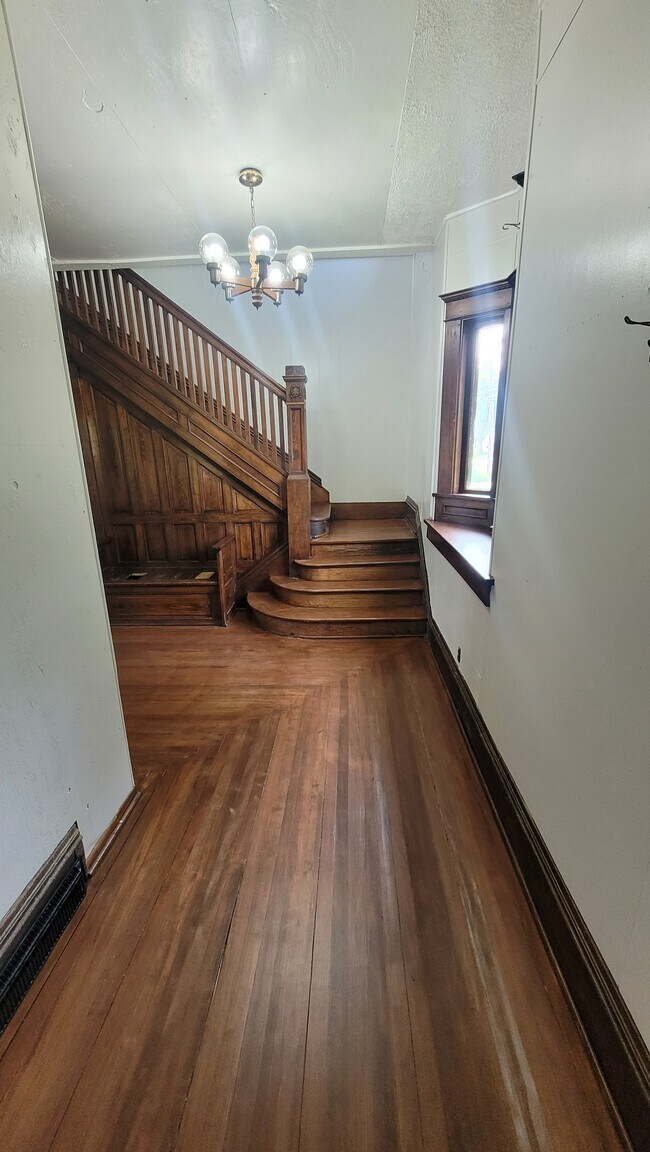 Building Photo - 612