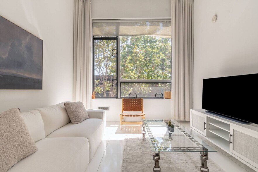Main living space - 1510 Park Ave