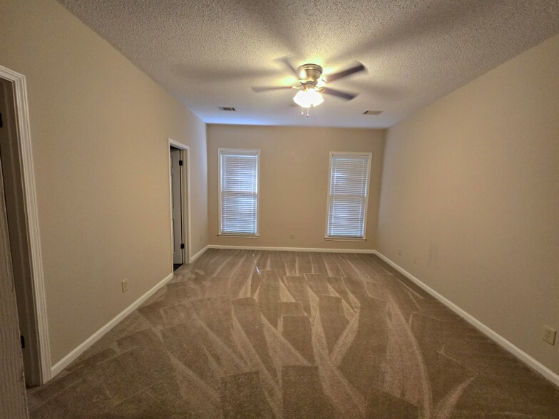 Building Photo - 2230 Kingsbury Dr