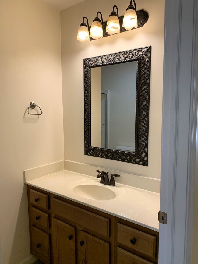 Building Photo - BEAUTIFUL 3 BED/2.5 BATH TOWNHOUSE!!