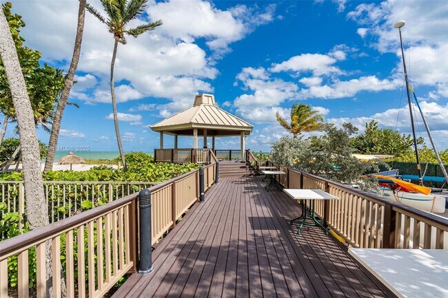 Building Photo - 1121 Crandon Blvd