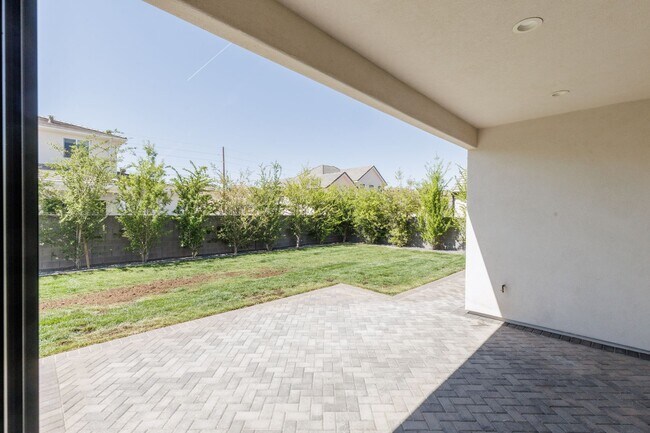 Building Photo - Gorgeous 5 bed | 3.5 bath |  Custom Home with RV Garage in Tonaquint!