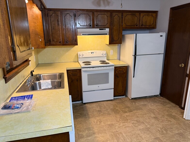 Building Photo - 802 E 7th St