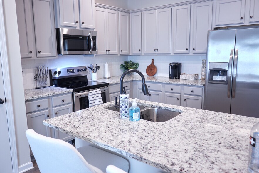 Building Photo - Room in Townhome on Bayrose Cir
