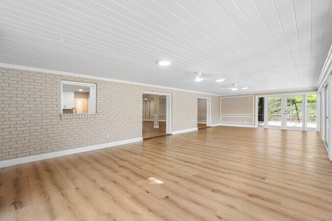 Building Photo - 5065 Horseshoe Cir N