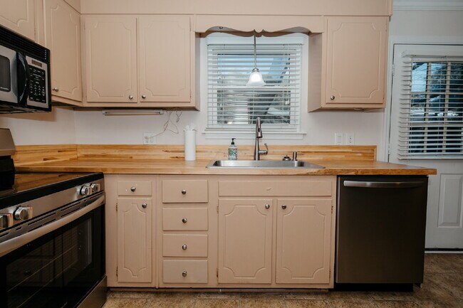 Building Photo - 415 Parkdale Dr