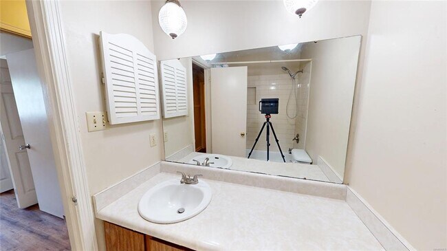 Building Photo - 2112 Cottingham Dr