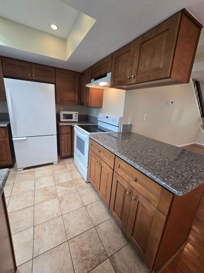Building Photo - Spacious 2BD/2.5BA Town Home near Universi...