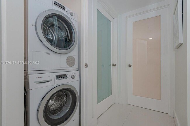 Building Photo - 2301 Collins Ave