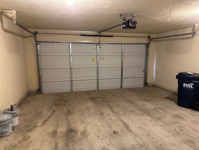 Building Photo - College Station -3 bedroom / 2 bath / 2 ca...
