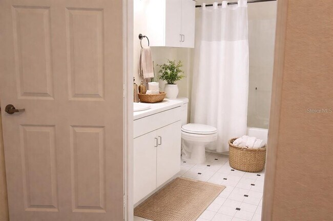 Building Photo - 860 N Orange Ave