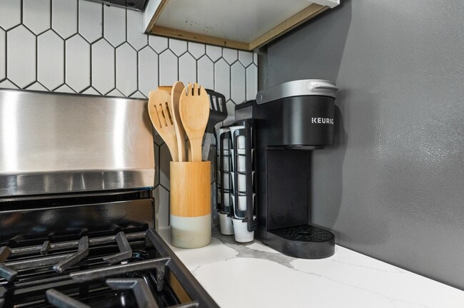 Building Photo - 6904 Covington Dr