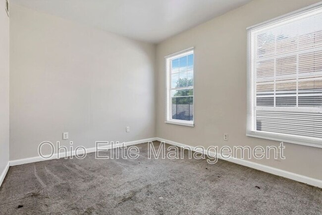 Building Photo - 347 1/2 E Welch Ave