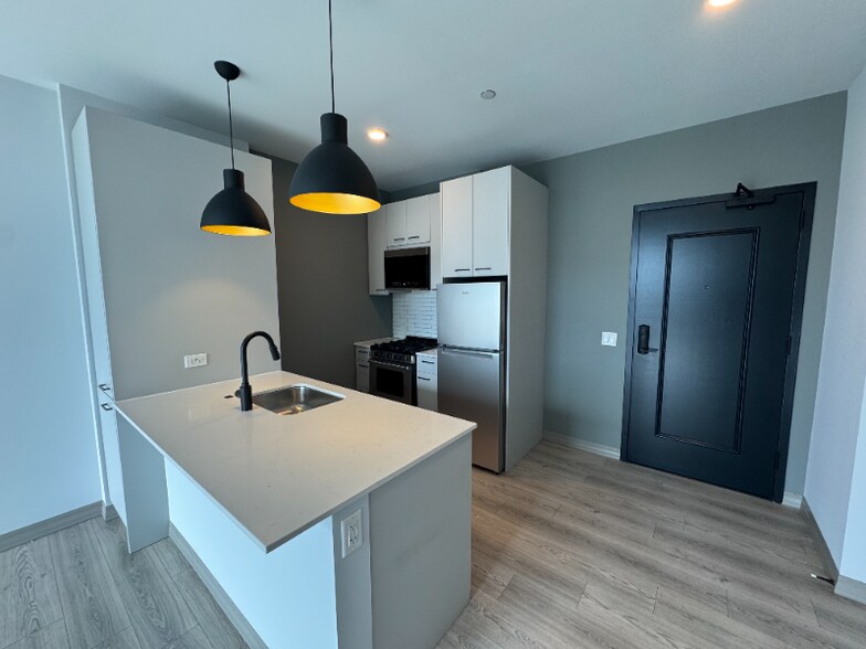 Primary Photo - 2131 N Elston Ave