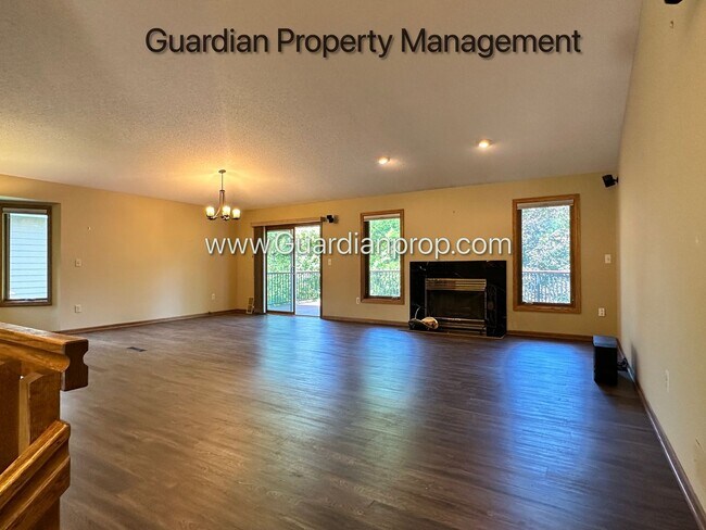 Building Photo - Eagan Single Family Home, 3 Car Garage, La...